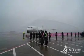 现场直击！航空界最高礼遇“水门”迎接，首架C919正式交付东航图片