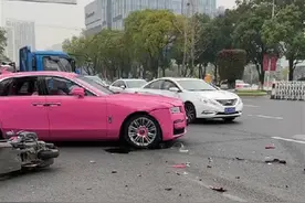 南京一摩托车与劳斯莱斯相撞，警方：两车均受损，无人员伤亡图片