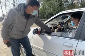 他从猪肉铺老板转行做驾校教练，10年帮近2000名学员拿证图片