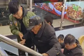 99岁父亲拄拐杖爬楼梯为72岁女儿庆生：有时会糊涂，但一直认得子女图片