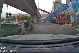 重庆万州一吊车侧翻砸中高架桥，交巡警回应：正在恢复事发路段，市民可从滨江路绕行图片