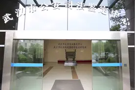 感人！66岁的老人寻亲，失散62年后兄妹团圆图片