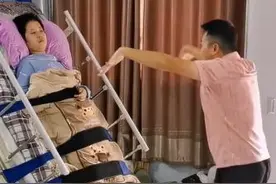 90后小伙每天唱歌跳舞唤醒植物人妻子：只要我能力还允许，我就会一直陪着她图片