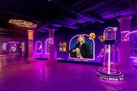 谁不想与这样的女孩共冕一杯？图片