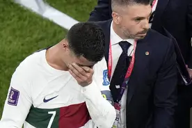 传奇总会老去，经典永远流传。葡萄牙出局，C罗掩面痛哭离场图片