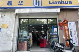 儿子回家假扮顾客现身父亲小店，父亲：很惊喜，孩子长大了图片