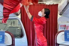 海航航空旗下首都航空举办北京特色美食“烤鸭”进客舱活动图片