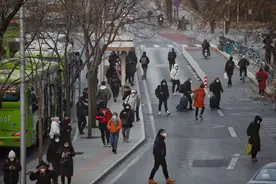 近期北京地铁客流正逐步回升，周一早高峰路面基本畅通图片