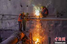 贵南高铁贵州段“拱隧一体”结构跨越巨型溶洞拱桥加快建设图片