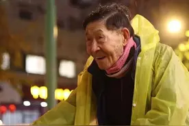 91岁爷爷雪夜拾荒引发爱心接力，有人一次捐赠60万……图片