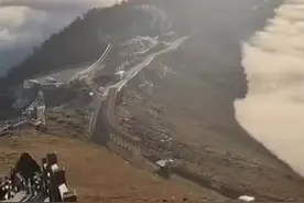 壮观！云海漫过山岭犹如潮水涨退图片