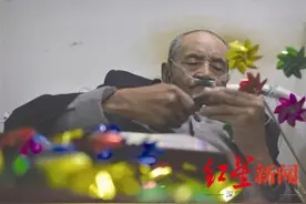 爱如风车，转动不息！81岁“风车爷爷”走了，曾折一千个风车义卖捐助贫困孩子图片