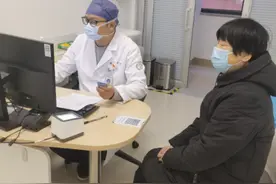 全国第七例！走路经常摔跤，会被摩托车喇叭声吓到，原来都是这个病惹的祸图片