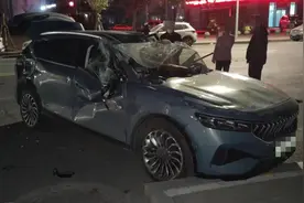 郑州一挖机疯狂旋转致多车损毁 有工人死亡 目击者：他把挖机开到路中间，一直在转图片