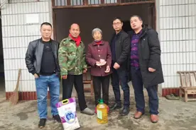 好朋友一辈子！偶然得知老同学车祸致残，他们接力帮助已17年图片