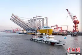 长江通航史上最宽船舶离泊起航图片