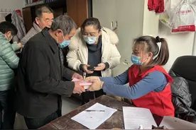 烟台高新区为600余名70岁老人免费发放智能手机图片