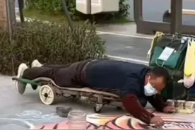 深圳残疾大叔趴地卖艺，无人围观但微信却不断进账？图片