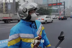封面视频｜同城速递“爆单” 成都闪送员一天工作12小时 “我不害怕，只要没阳，我就会继续送”图片