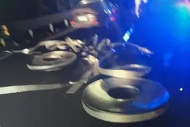 太危险了，重达1吨钢卷散落上三高速图片