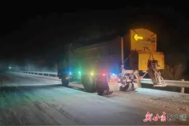 武威：连夜除雪保畅通图片