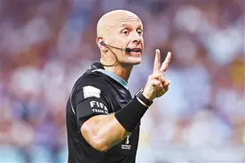 波兰名哨 希蒙·马齐尼亚克执法决赛图片