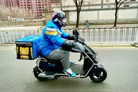 一天跑400公里，七成为送药单子！闪送小哥奔波在暖心互助的路上图片