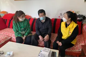 胡家园街道社会工作服务站：上门助浴 让失能老人“澡”回幸福图片