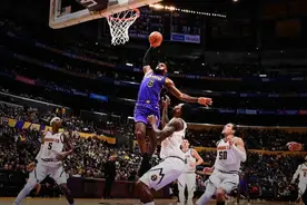 第20季还能飞！NBA官方晒詹姆斯快攻扣篮照：伟大图片