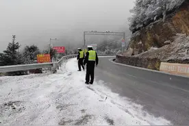 去泸沽湖注意！降雪封路，G348盐源小高山段交通管制禁止车辆通行图片
