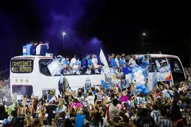 400万阿根廷人参加夺冠游行，梅西改乘直升机向游行队伍隔空致意图片