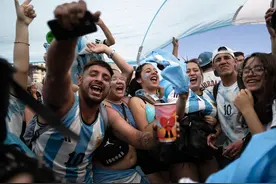 百万球迷迎接阿根廷队凯旋，球队改乘直升机巡游图片