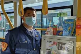 青岛首条准无人售票线 12路公交见证28年青岛变迁图片