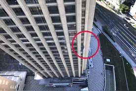 两工人被困49层高楼外立面，消防200米高空缓降救援图片