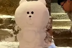 宝藏爸爸在门口为女儿堆雪熊、雪兔子 ，网友：小女孩好幸福图片