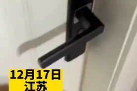 生病的弟弟照顾没生病的姐姐，网友:原来送饭的是病的图片