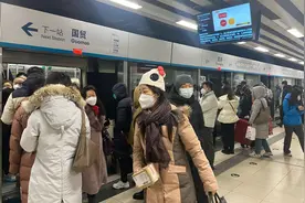 北京多条地铁线路缩短运行间隔，10号线早高峰2至3分钟一趟车图片