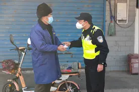 粗心顾客买东西少付一个零！民警接报及时追回图片