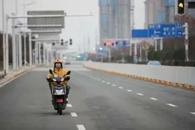 疫情下还没“阳”的骑手：跑到凌晨2点，单量是过去的两三倍图片