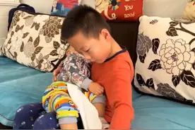 人类满级幼崽！哥哥轻车熟路哄睡弟弟 爸妈直言自愧不如图片