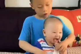 8岁哥哥照顾弟弟从襁褓到走路，妈妈：哄弟弟他都抢着干图片