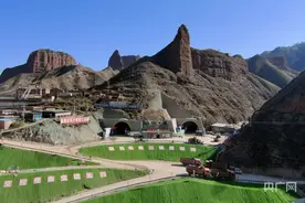 青海：尖共公路南宗沟1号隧道双幅顺利贯通图片