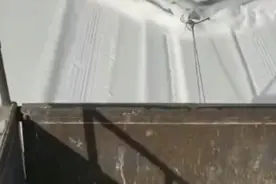 大爷三轮车硬核除雪，网友：高手在民间图片