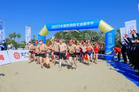 2022年厦鼓海峡冬泳嘉年华举行 300名“泳”士畅游厦门鼓浪屿图片