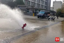 司机开车时疏忽观察，撞断路边消防栓图片