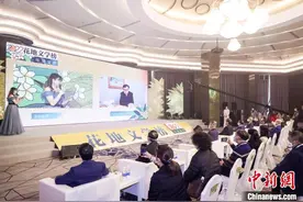 刘震云获“2022花地文学榜”“年度致敬作家”图片