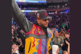 这是我的马！安东尼现身麦迪逊花园观战圣诞大战 引发全场欢呼图片