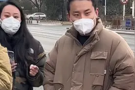 徐志胜现身春晚彩排，浑身都是搞笑细胞，路透现场说起一人脱口秀图片