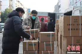 湖北荆门为6万多户民众送上“健康爱心包”图片