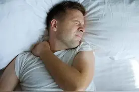 早晨起床时，男人要留意做好这5件事，或能避免损害身体图片